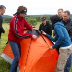 Impreza I - rozkadanie namiotw z zamknitymi oczami - grupowe zajcia integracyjne teambuilding