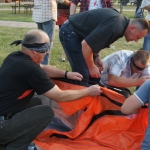 Impreza IV - rozkadanie namiotw z zamknitymi oczami - zajcia grupowe integracyjne