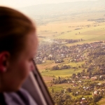 Aktywny wypoczynek - widok na podkarpackie miasteczka z lotu samolotem po Bieszczadach 
